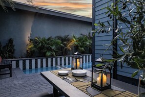 Unclassified image, 2 of 42, button