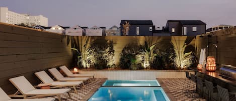 Una piscina al aire libre, una piscina climatizada