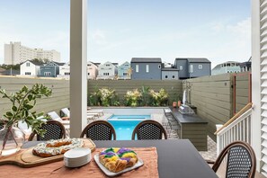 Outdoor dining - Luxury New Home | Heated Pool and Spa (New Orleans)