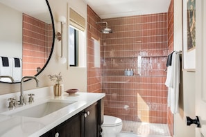 Dusche, Haartrockner, Handtücher, Shampoo