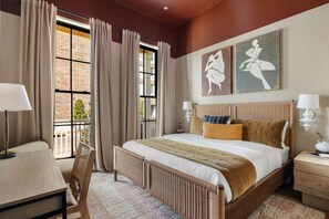 5 habitaciones, escritorio y tabla de planchar con plancha