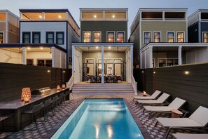 Una piscina al aire libre, una piscina climatizada