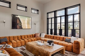 TV connectée, livres, espaces bureaux, écrans d'ordinateur