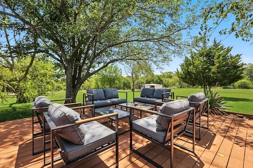 Lone Star Getaway - 5BD/3BA w Game Room & Backyard