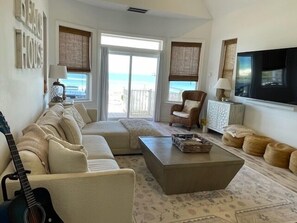 Smart TV, books - "The Sandy Turtle" Beachfront bungalow, pet friendly Sleeps 8 (Eastpoint)