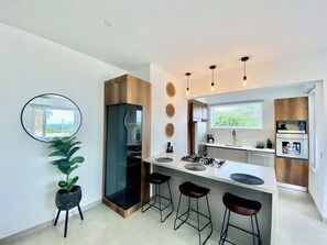 Refrigerador, microondas, horno y parrilla de estufa 