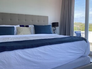 3 chambres, coffres-forts dans les chambres, fer et planche à repasser