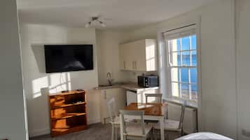Superior Apartment, Sea View | Ruang tamu | 43 inci sebuah televisyen pintar dengan digital, pemain DVD