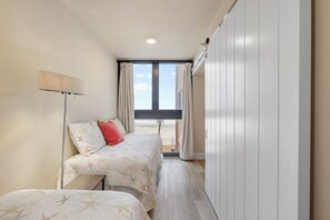 2 bedrooms, iron/ironing board, travel cot, free WiFi