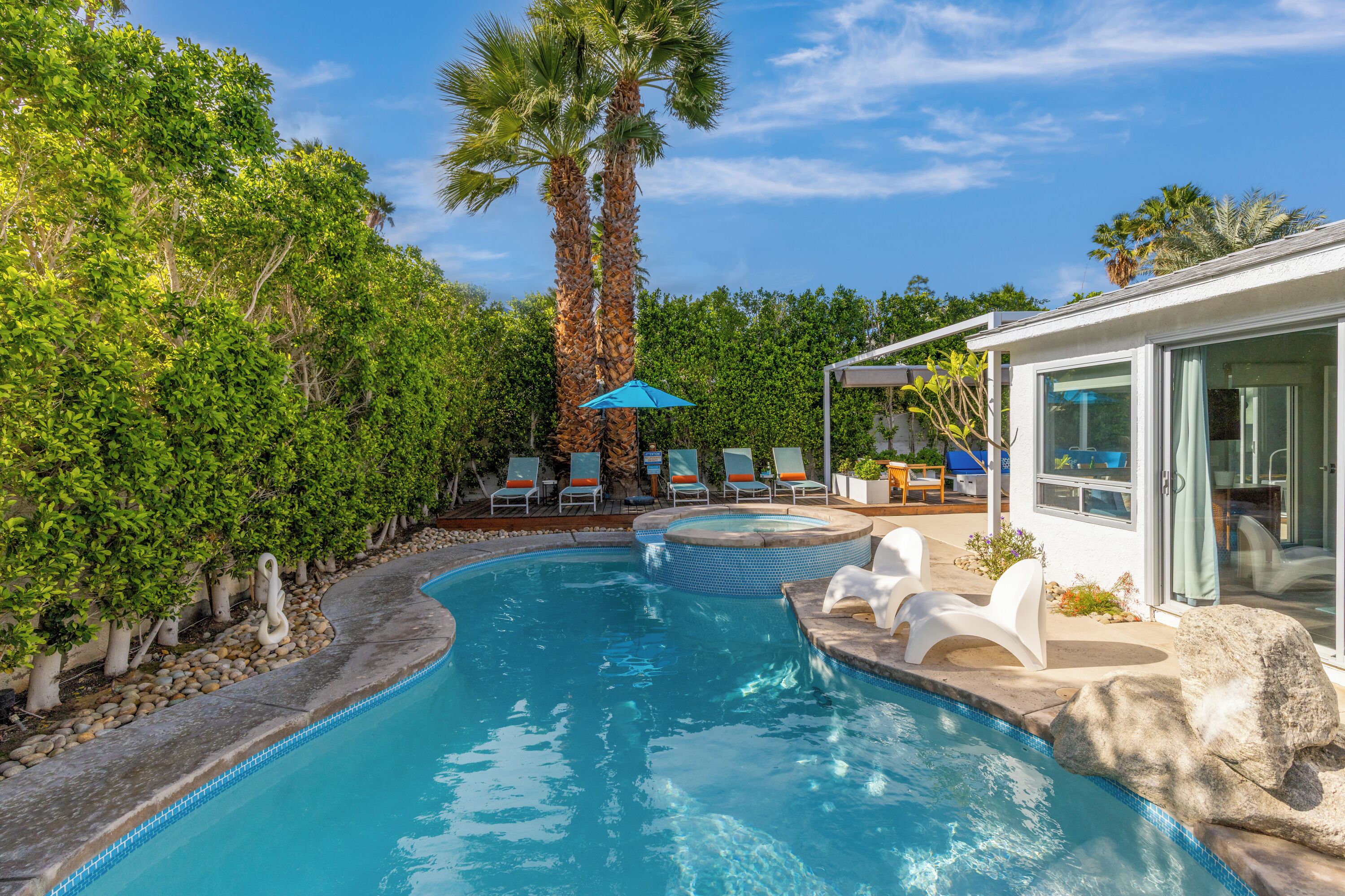 حمّام سباحة مُدفَّأ