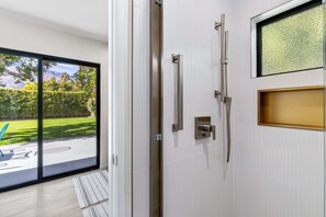Dusche, Haartrockner, Handtücher