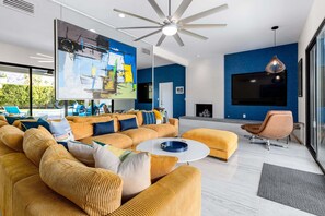 Smart TV, fireplace