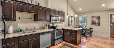 Réfrigérateur, micro-ondes, four, plaque de cuisson