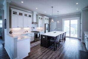 冷蔵庫、電子レンジ、オーブン、コンロ