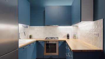 Refrigerador con freezer, microondas, horno, placa de cocina