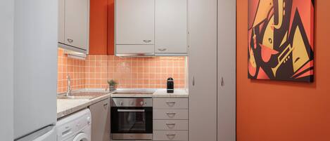 Deluxe-lejlighed - balkon | Privat køkken | Køleskab/fryser i fuld størrelse, mikrobølgeovn, ovn, kogeplade