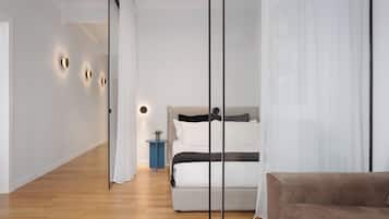 Leilighet – superior, balkong | Oppholdsområde | En 50-tommers smart-TV med digitale kanaler