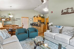 Televisión y chimenea 