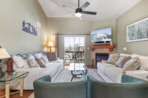 Televisión y chimenea 