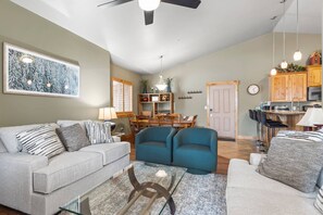 TV, fireplace - Moose Mgmt at Bear Hollow 1403: Hot Tub-Fireplace-Wifi-Garage Parking (Park City)