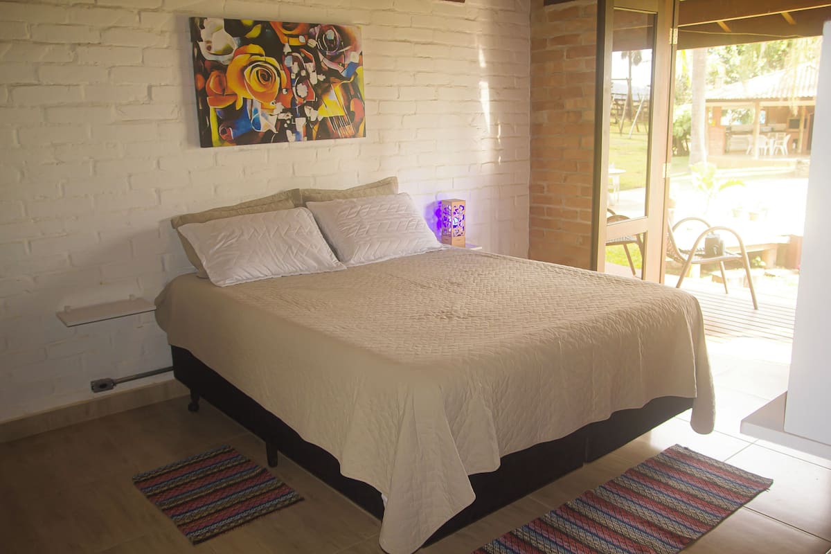 Minibar, free WiFi, bed sheets