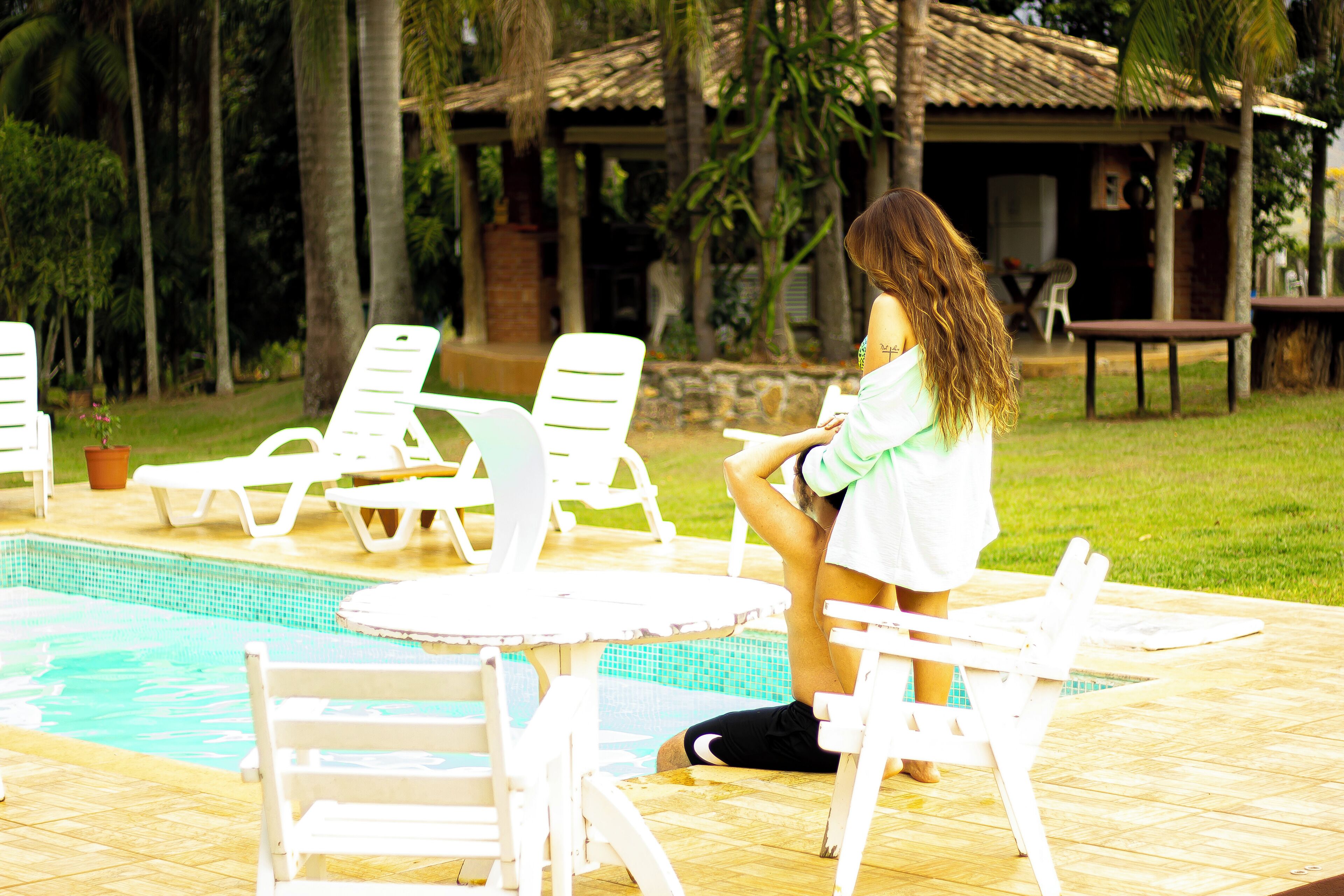 室外游泳池，提供泳池遮陽傘