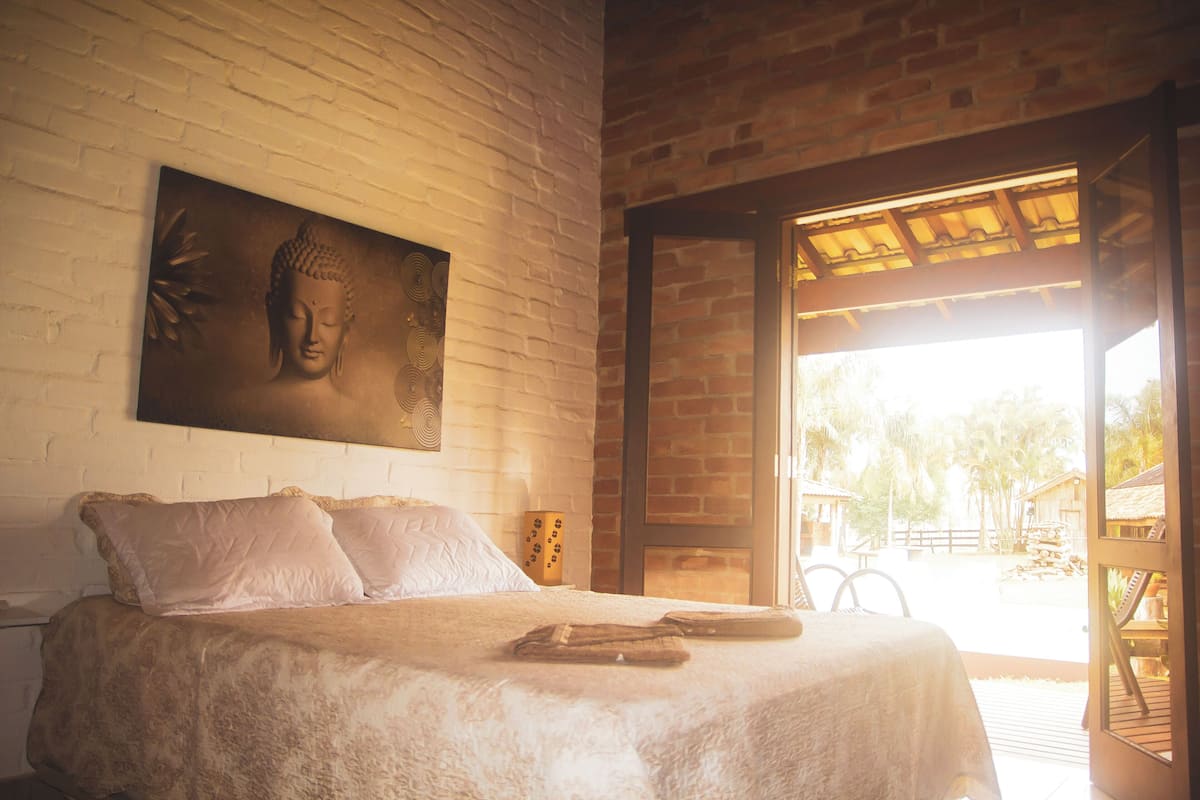 Minibar, free WiFi, bed sheets