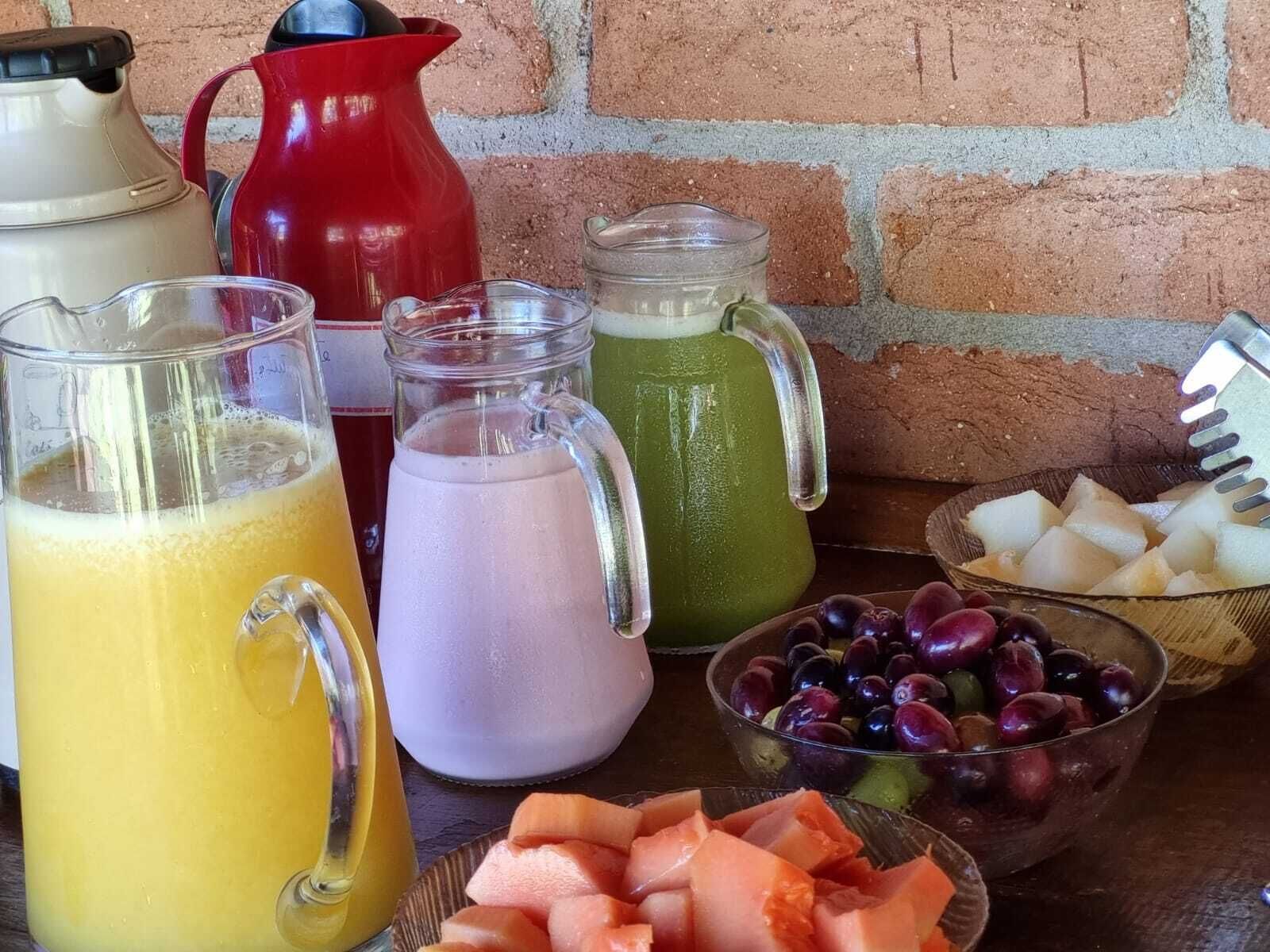 Een tafel met verschillende drankjes en fruit.