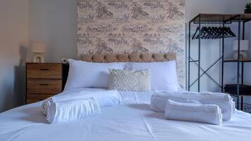 3 bedrooms, iron/ironing board, WiFi, bed sheets