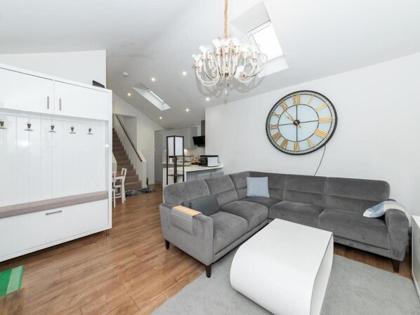 House | Living area | TV - 2-bed House in Reading-near Town-sleeps 4 (Reading)