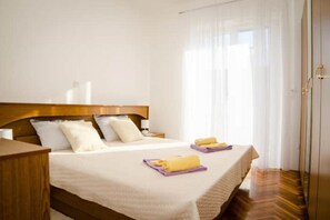 2 bedrooms, iron/ironing board, WiFi, bed sheets