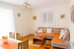 TV - Apartment Srećko- Two Bedroom Apartment with Terrace and Sea View (Dubrovnik)