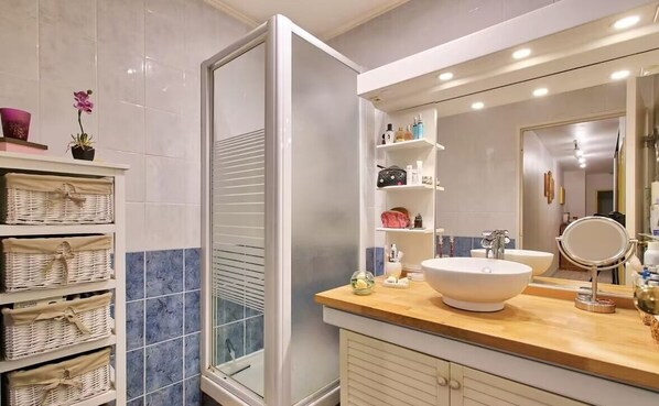 Douche, séchoir à cheveux, serviettes fournies, papier de toilette