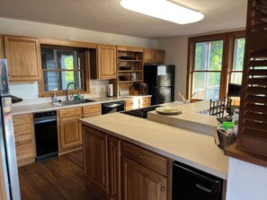 Mikrobølgeovn, ovn, kokeplater og oppvaskmaskin