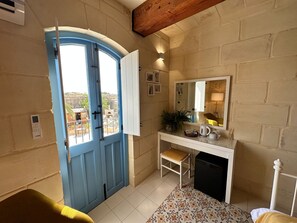 Deluxe-Doppelzimmer, Balkon, Poolblick | 1 Schlafzimmer, Zimmersafe, Bügeleisen/Bügelbrett, kostenloses WLAN