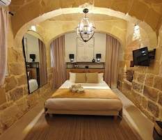 Deluxe Room | 1 bedroom, in-room safe, iron/ironing board, free WiFi