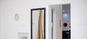 Suíte luxo, vista para o jardim | Individualmente decorados, espaço de trabalho para notebook