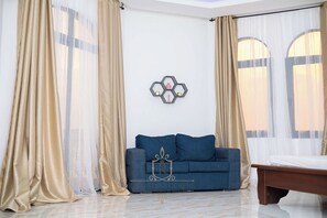 Individually decorated, laptop workspace, iron/ironing board, free WiFi - Les Jardins de René - Inkwell (Yaoundé)