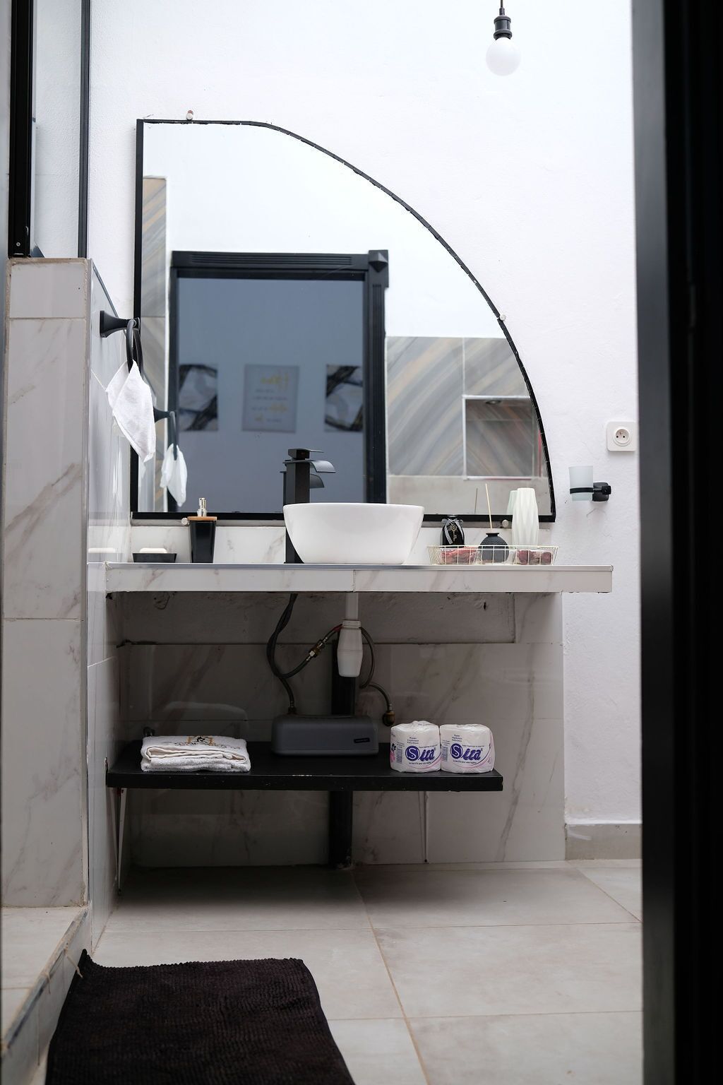 Chambre Deluxe double, salle de bain privée, vue sur le jardin | Salle de bain | Baignoire et douche séparées, pomme de douche hydromassante