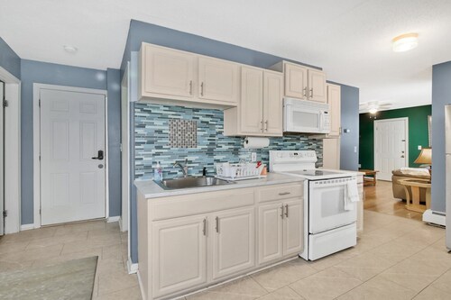 The Gem! 
Cozy 1-bedroom with AC and WiFi in charming Hartford with office space