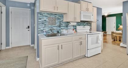 The Gem!
Cozy 1-bedroom with AC and WiFi in charming Hartford with office space