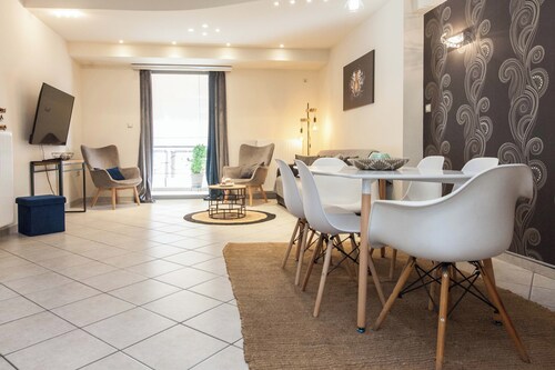 Elegant Spacious 2 Bd Apt in Petralona
