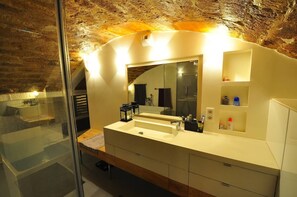 Haartrockner, Handtücher, Seife, Toilettenpapier