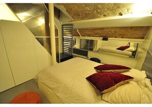 2 bedrooms, desk, iron/ironing board, WiFi