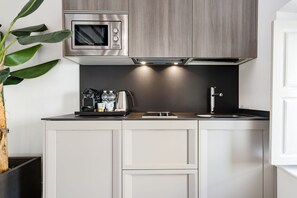 Kühlschrank, Mikrowelle, Wasserkocher mit Kaffee-/Teezubehör, Toaster