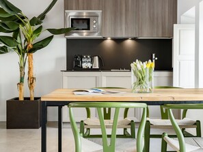 Réfrigérateur, micro-ondes, cafetière/bouilloire, grille-pain