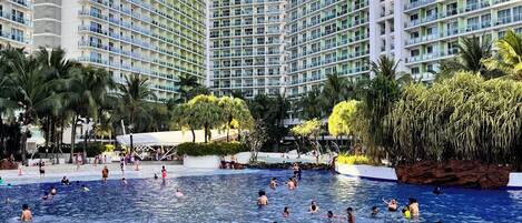 Una piscina al aire libre