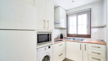 Refrigerador, microondas, cafetera y tetera y tostadora