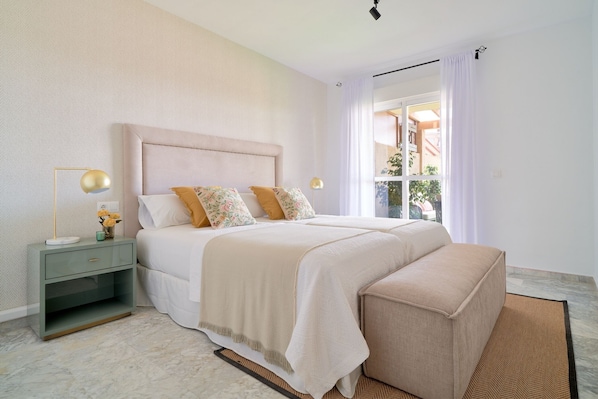 3 bedrooms, iron/ironing board, internet, bed sheets