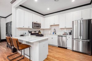 ثلاجة، ميكروويف، فرن، موقد طهي مسطح